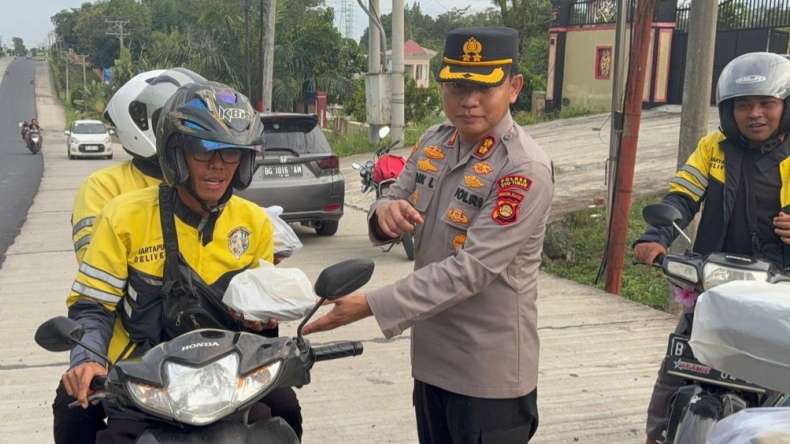 Kapolres AKBP Adik Listiyono Bagikan Takjil ke Ojol dan Warga