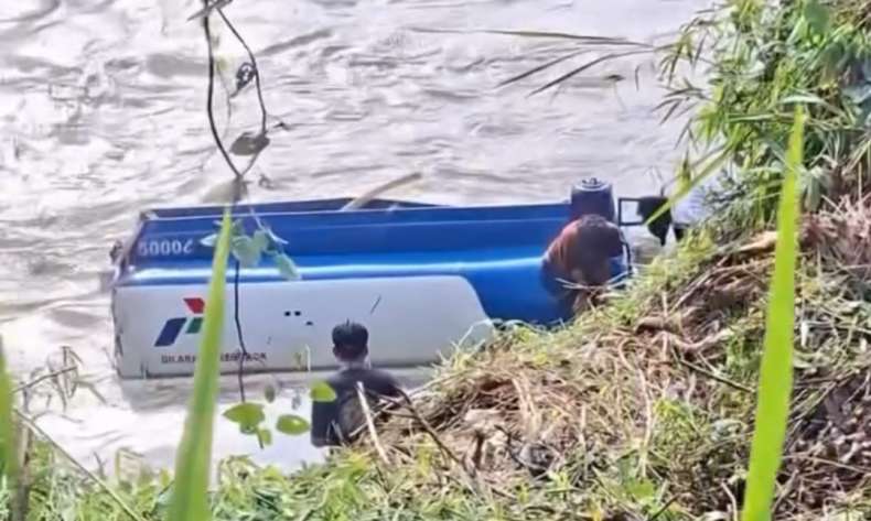Truk Tangki Terjun ke Sungai di Kisau OKU Selatan, Sopir Alami Cedera
