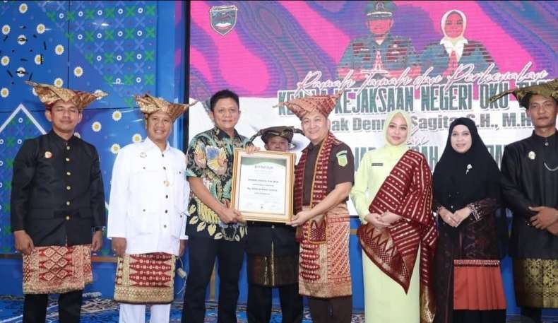 Dennie Sagita Terima Adok Komering Sutan Nata Hukum Telu