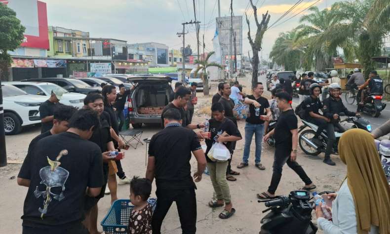 Komunitas Mobil Diesel OKU Timur Bagikan Ratusan Takjil, Wujud Kepedulian di Bulan Ramadan