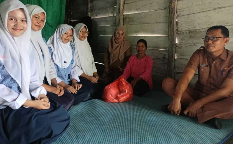 Gerakan “OKU Timur Berbagi” Disdikbud Himpun Rp1,32 Miliar, Bantu Warga Sekitar Sekolah