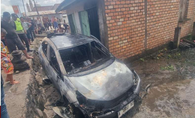 Mobil Pemudik Terbakar di OKU Timur Usai Terjun ke Parit