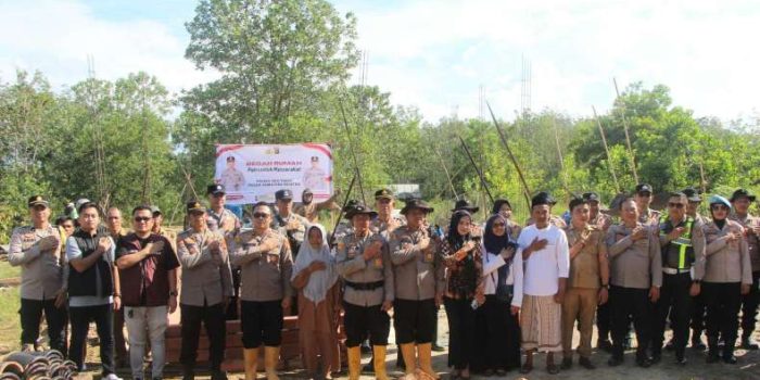 Polres OKU Timur Bedah 14 Rumah Warga Tak Layak Huni