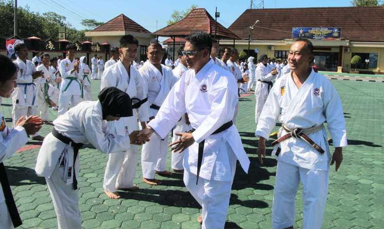 Kapolres OKU Timur AKBP Adik Pimpin Upacara Kenaikan Tingkat KKI