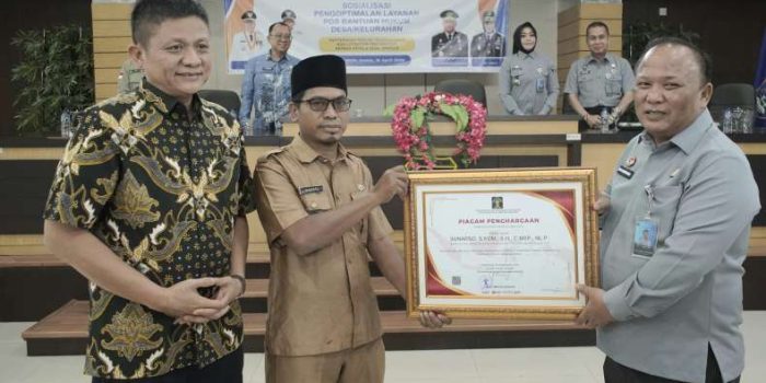 Dukung Posbakum, Kades Gunung Sugih OKU Timur Terima Penghargaan