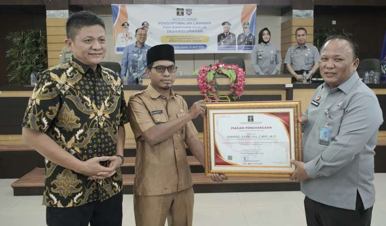 Dukung Posbakum, Kades Gunung Sugih OKU Timur Terima Penghargaan