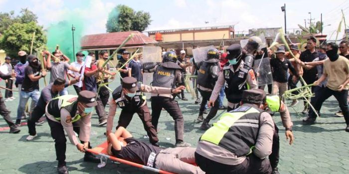 Konflik BBM Ricuh, Ribuan Massa Serang Personel Polres OKU Timur