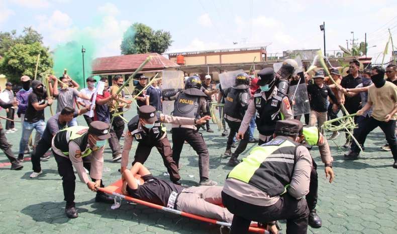 Konflik BBM Ricuh, Ribuan Massa Serang Personel Polres OKU Timur