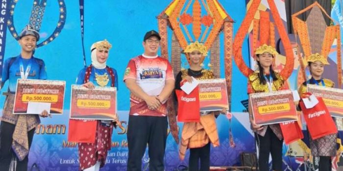 Tim Pekat Belari Disdikbud OKU Timur Raih The Best Costume