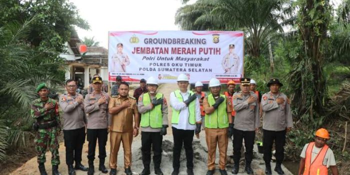 Kapolres OKU Timur Ground Breaking Jembatan Merah Putih dan Salurkan Bansos di BP Bangsa Raja
