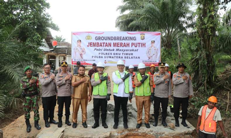 Kapolres OKU Timur Ground Breaking Jembatan Merah Putih dan Salurkan Bansos di BP Bangsa Raja