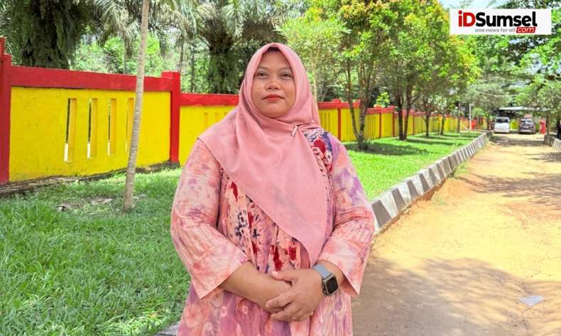 Dedikasi Tanpa Batas, Kisah Titik Rusyanti Guru Tangguh di OKU Timur Tempuh 56 Km Demi Pendidikan